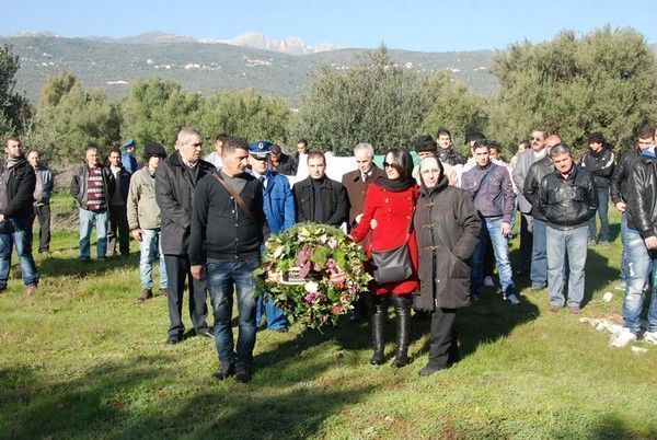le dépôt d’une gerbe de fleurs sur sa tombe.